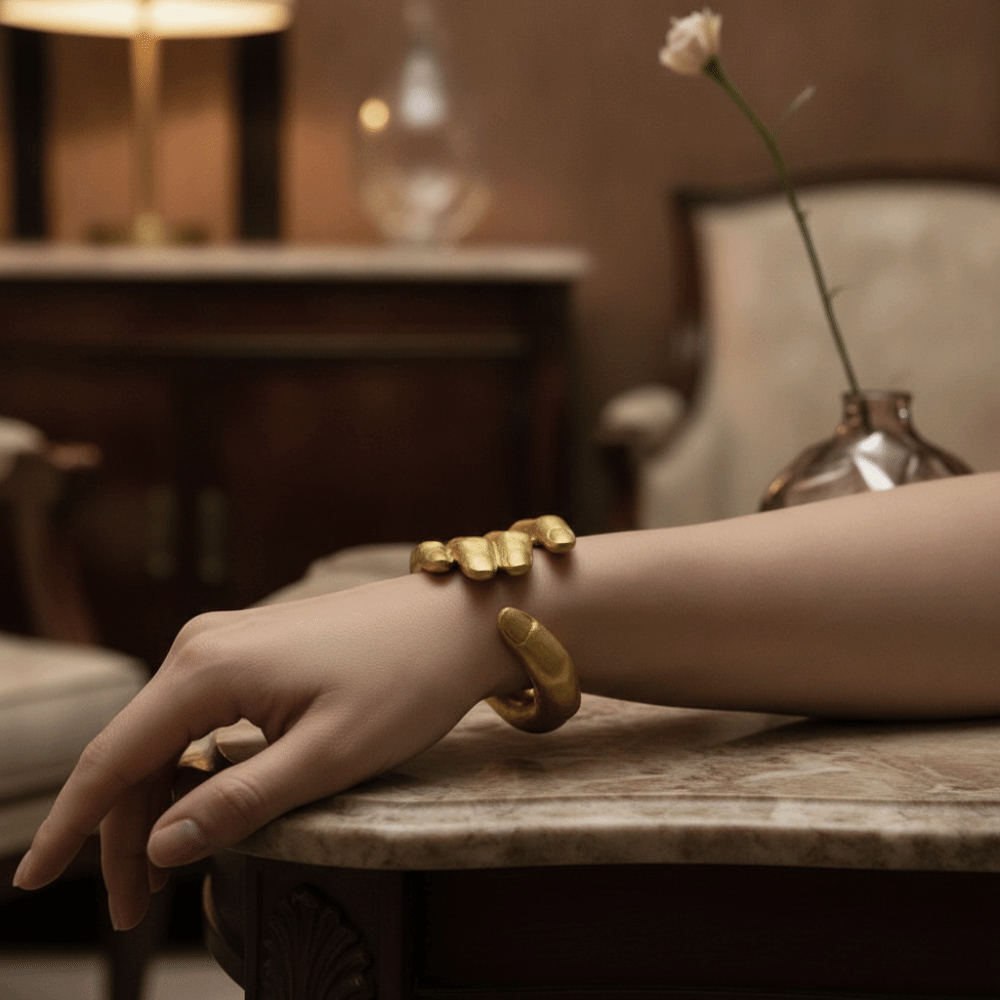 Luxury Lifestyle Photography - Pulseira de Metal Vintage de Luxo